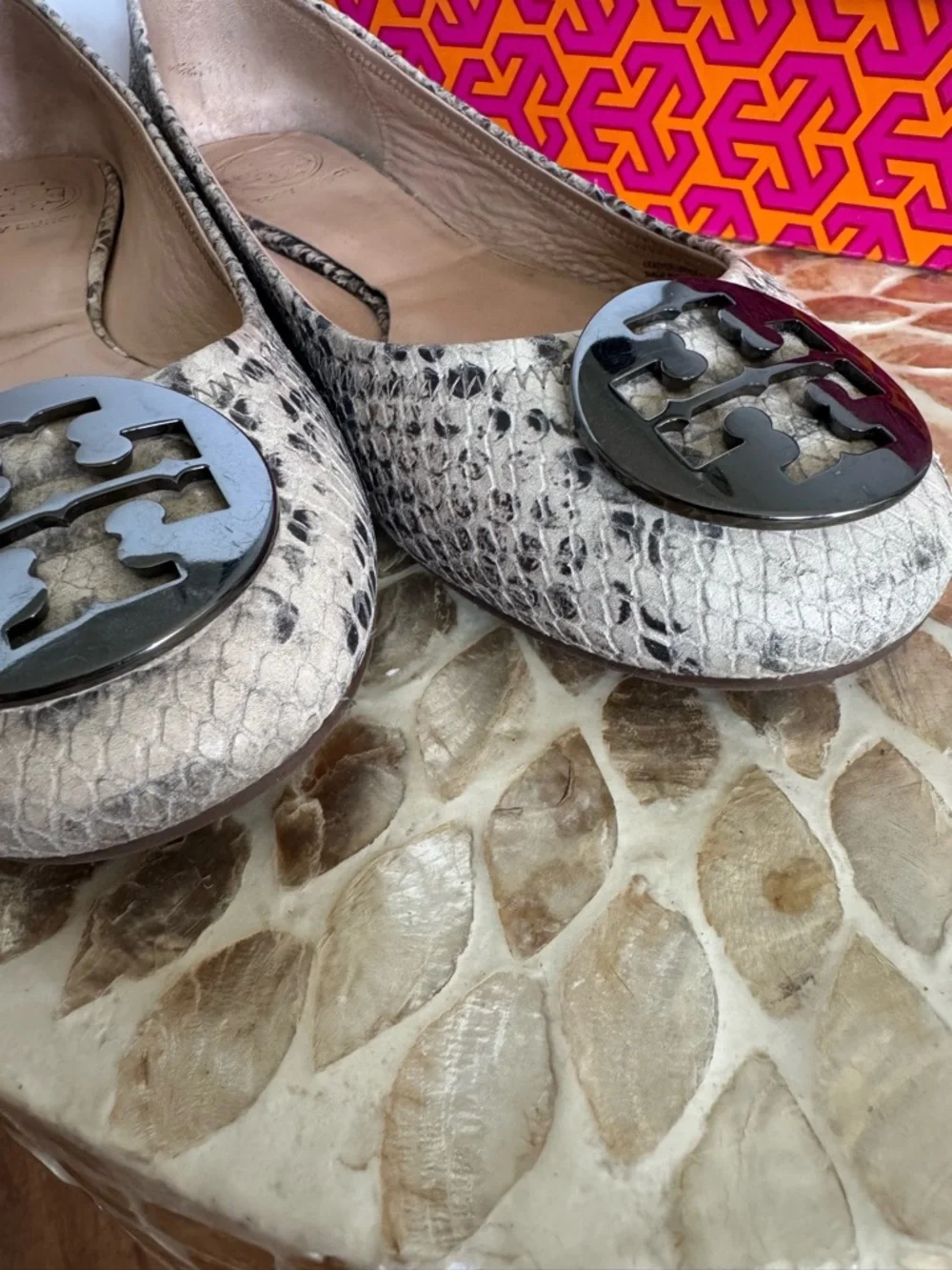 Tory Burch Reva Natural Gray Snakeskin Leather Logo Ballet Flats size 8 - Picture 6 of 10